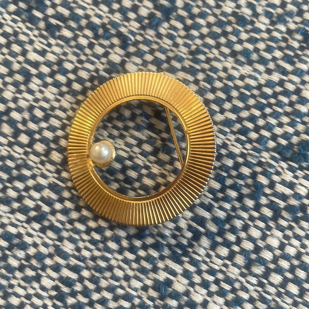 Women’s Gold toned with Pearl Pin